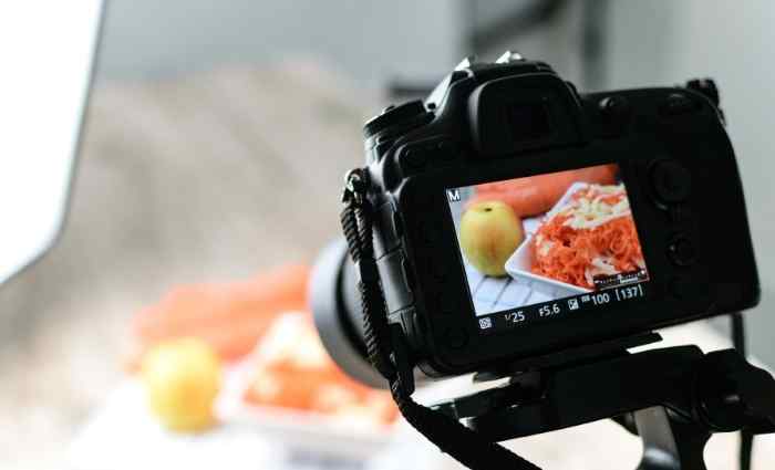 câmera mostrando uma foto de comida tirada com a comida ao fundo