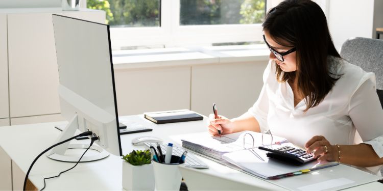 mulher com um trabalho de digitação online como contadora