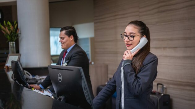 Telefonanruf-Empfangsarbeit-Mitarbeiter-professionelle-Unternehmensunterstützung-Kundendienst-Betreuung