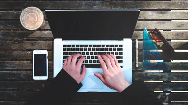Laptop-Arbeitstisch-Inhalte-Büro-Schreiben-Tippen