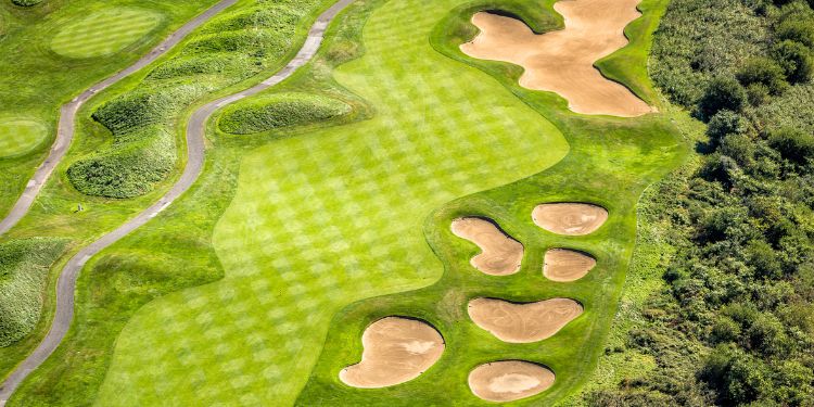 vue de dessus d'un terrain de golf