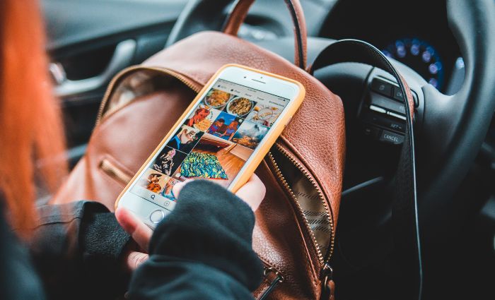 femme regardant un flux de médias sociaux sur son téléphone