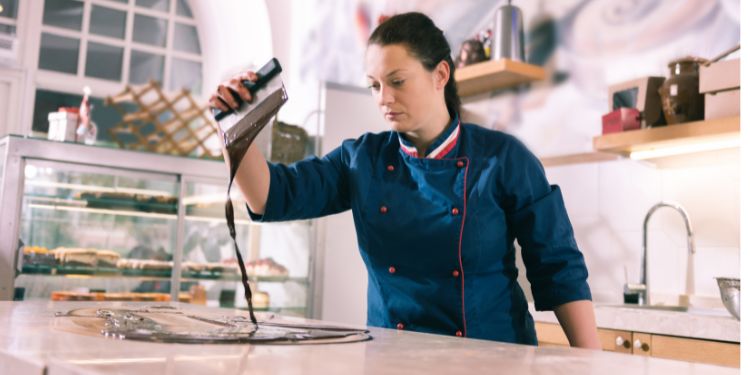 chocolatier arrangeant du chocolat sur un comptoir