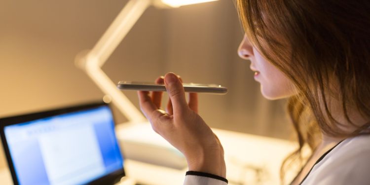 doubleur parlant dans un téléphone