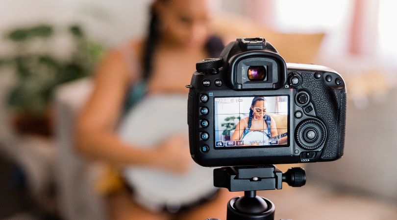 femme se filmant en train de jouer de la musique pour YouTube