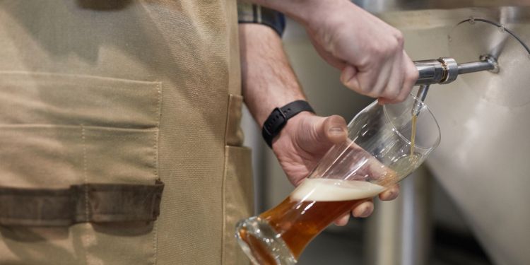 maître brasseur versant une bière pression