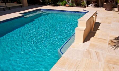Auswahl der perfekten Poolumrandung: Materialien, Stile und Designideen