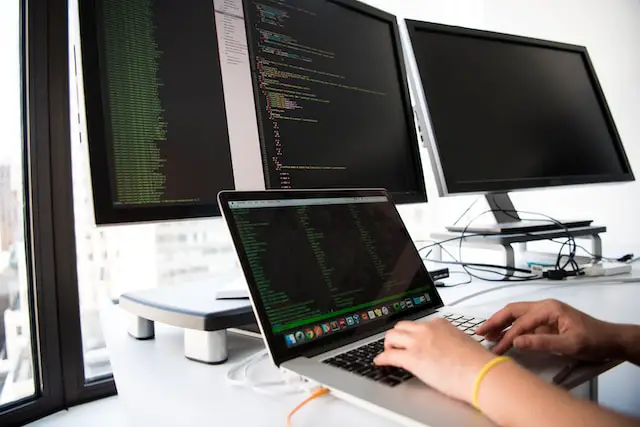 I vantaggi e i rischi dello sviluppo di prodotti software in outsourcing