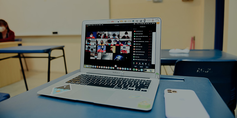 Sebuah laptop menunjukkan rapat Zoom siswa