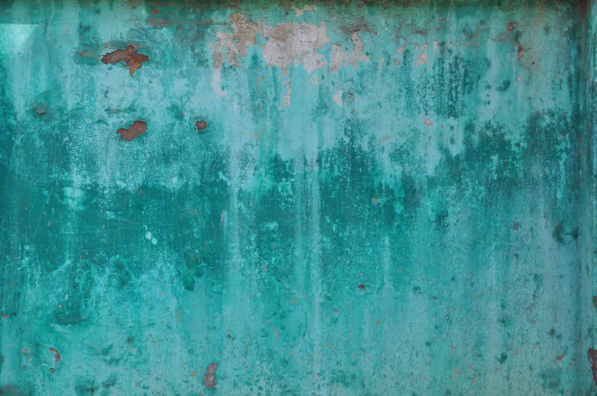 logam patina pirus dengan sedikit karat.
