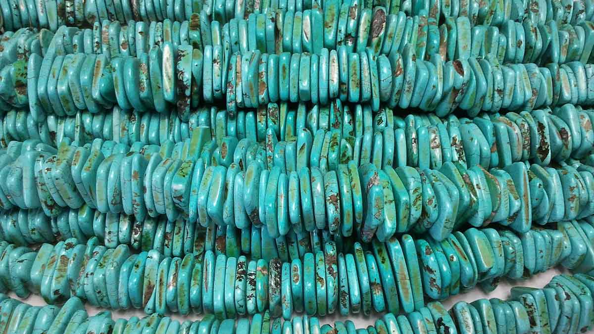 manik-manik Turquoise asli menunjukkan berbagai warna.