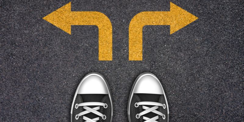 les pieds d'une personne debout à côté de deux flèches