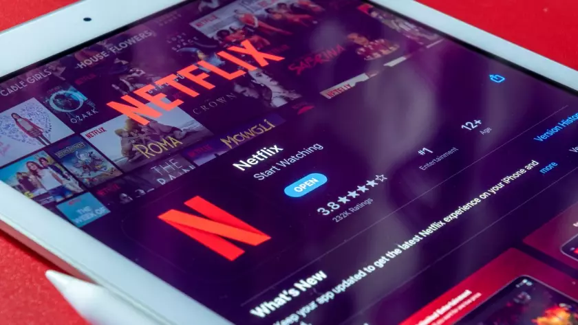 OTT應用程序開發趨勢:Netflix應用程序顯示在ipad上。