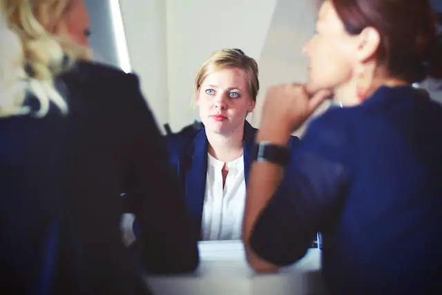 Servicii de resurse umane interne vs externalizate: o analiză comparativă