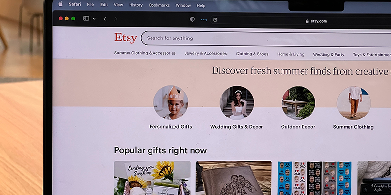 Foto de um laptop com uma guia da página inicial do Etsy