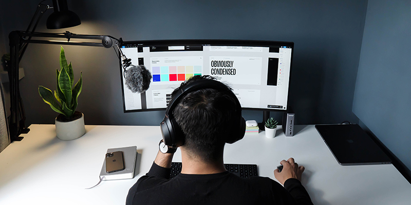 Um homem enfrentando a configuração da mesa do computador trabalhando para um cliente