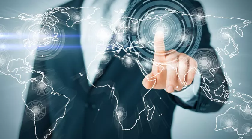 Un uomo d'affari indica una mappa del mondo da cui parte la lead generation per la sua startup.