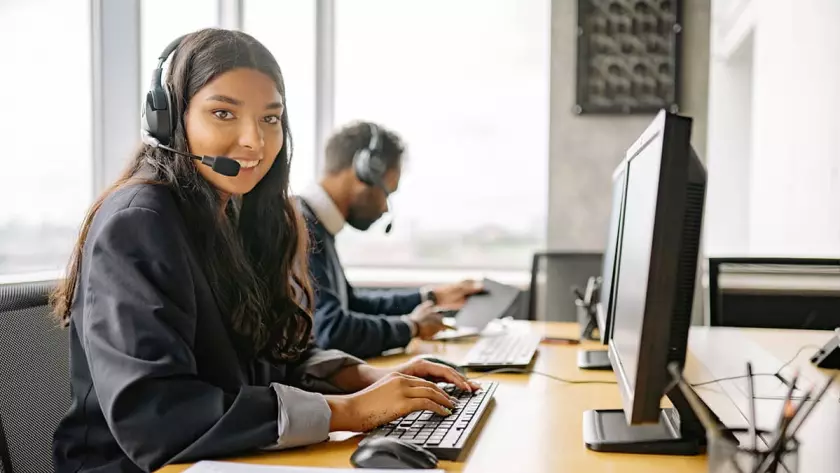 コールセンターのコンピューターで働く 1 人の女性と 1 人の男性。
