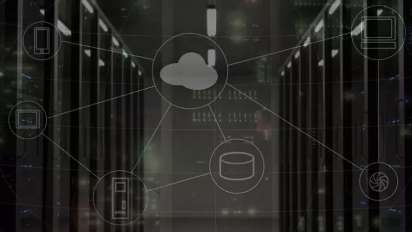 クラウドが接続されたサーバールームのイメージ。