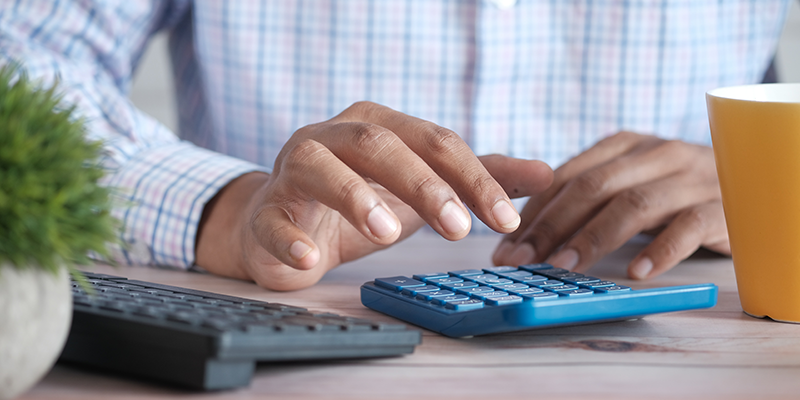 Un homme utilisant une calculatrice