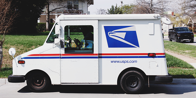شاحنة تسليم USPS في أحد أحياء الضواحي