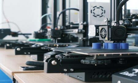 Od prototypów po protetykę: różnorodne zastosowania technologii druku 3D