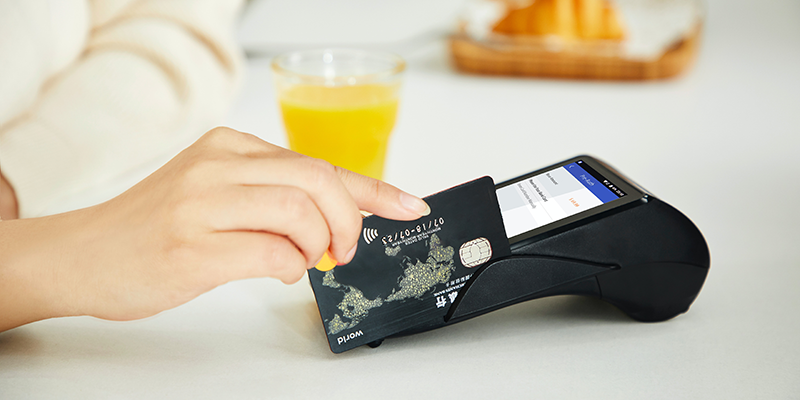 Utilizzo di una carta di credito su una macchina POS