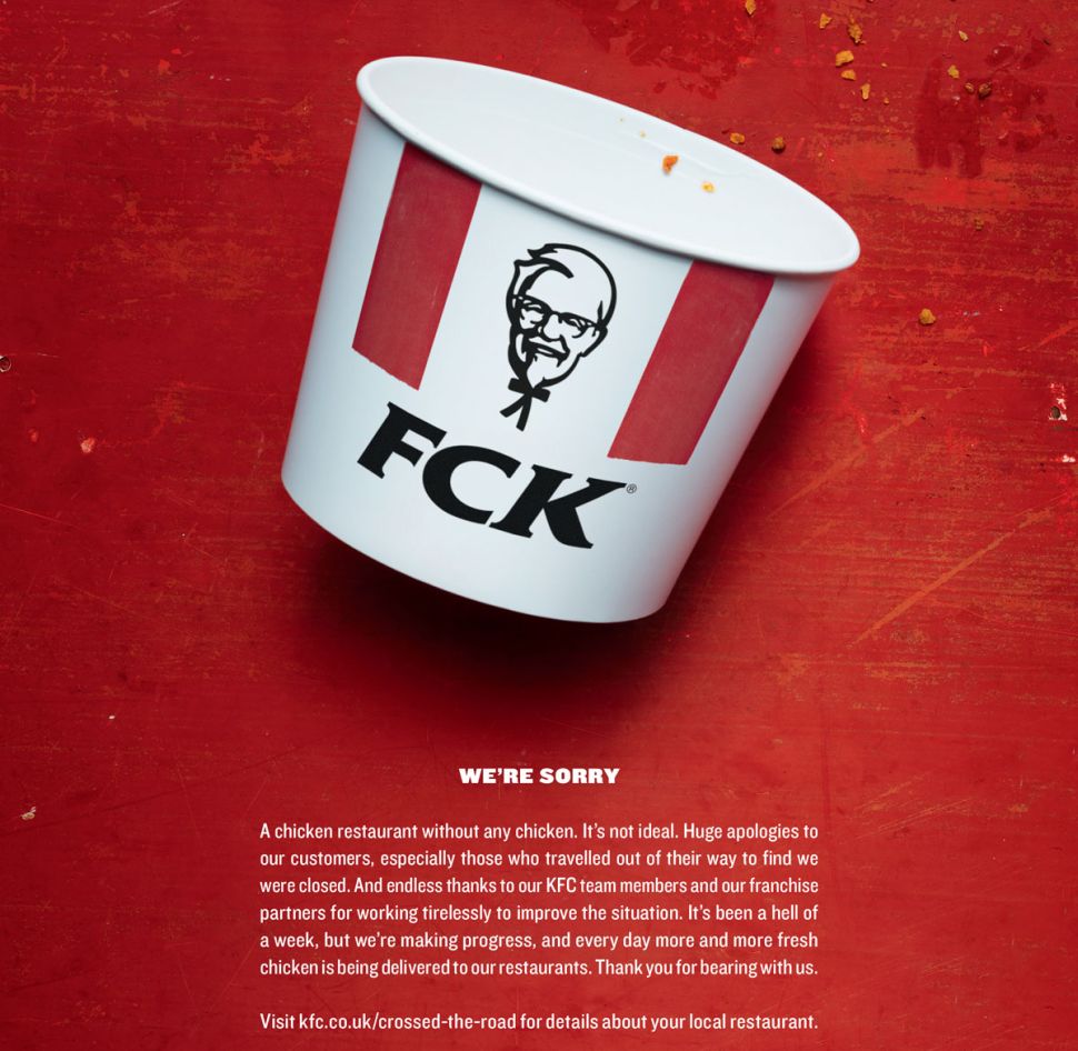 Скриншот рекламы KFC. Реклама представляет собой извинение: на ведре KFC написаны буквы «FCK».