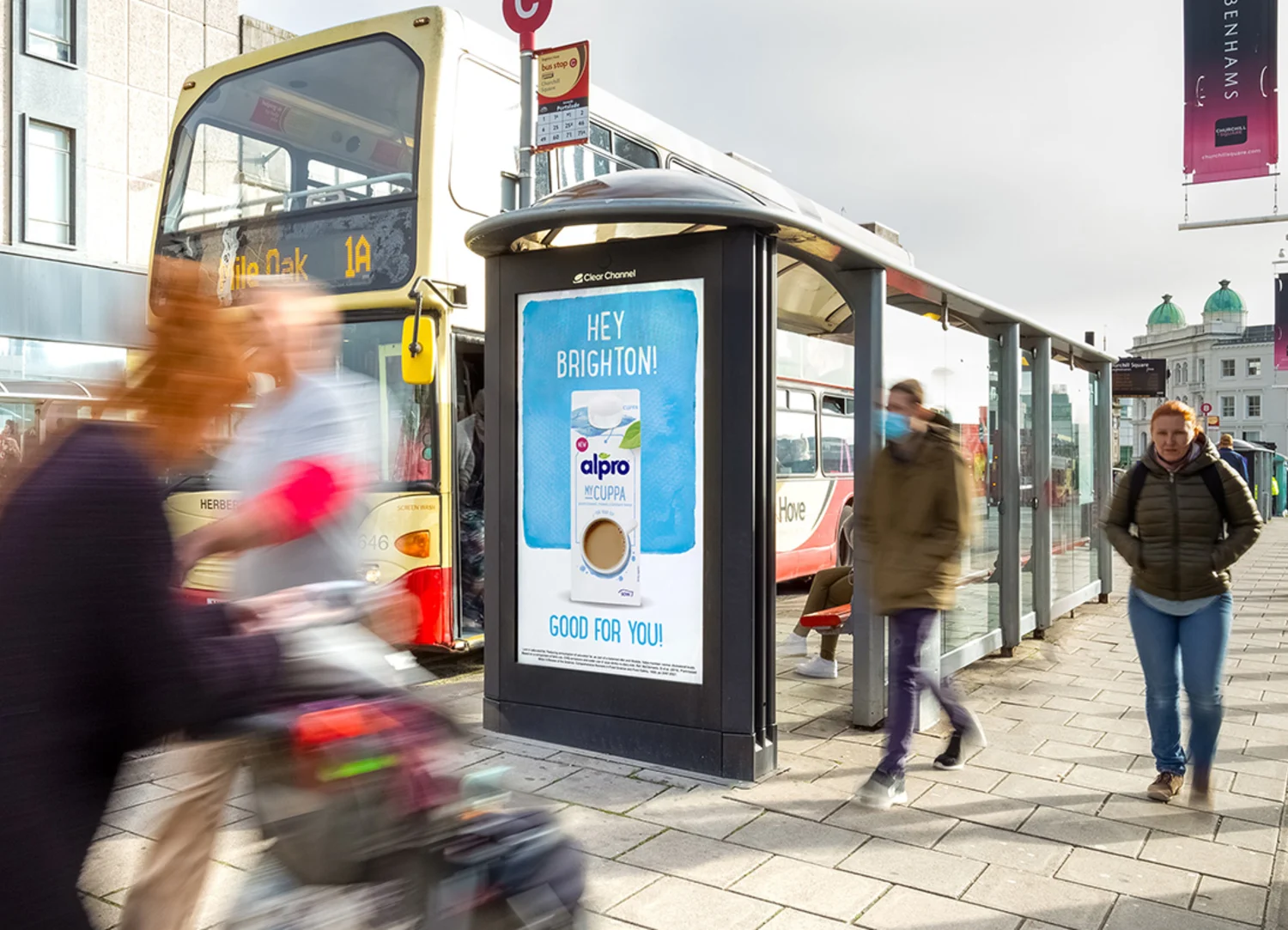 Фотография плаката Alpro с надписью «Эй, Брайтон» вверху.