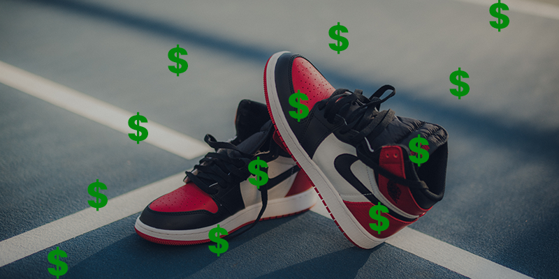 Czarno-czerwone tenisówki Nike prezentowane na korcie