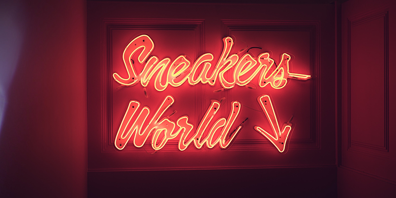Sneaker World Red neonowe oświetlenie na tle ciemnej ściany