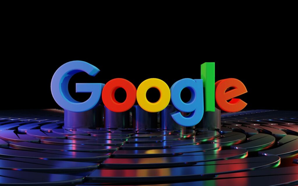 反光表面上的 Google 徽标