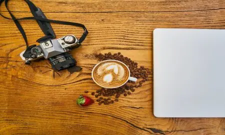 In che modo l'attuale tecnologia multimediale favorisce la diffusione della conoscenza al pubblico