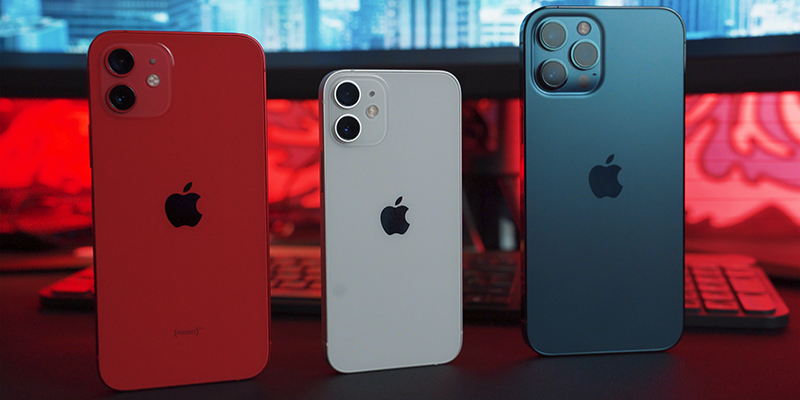 tres iphones en un escritorio de computadora