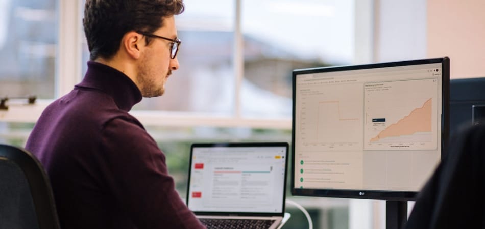 컴퓨터 화면에서 HubSpot 데이터를 보고 있는 남자