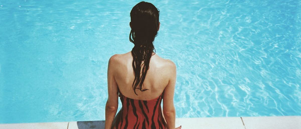 sentado na piscina